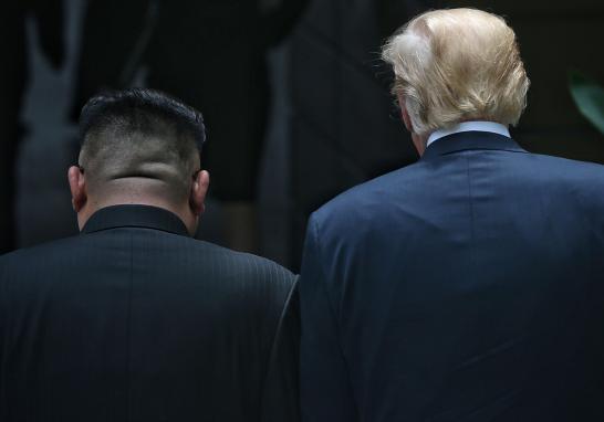 Trump y Kim se reunieron durante casi cinco horas: primero a solas durante unos 40 minutos y luego en una reunión de trabajo, seguida de un almuerzo con un menú de platos occidentales y asiáticos.