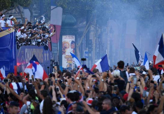 Francia sigue celebrando su victoria en el Mundial de Rusia 2018, donde se impuso a Croacia (4-2) en el Estadio Olímpico Luzhnikí de Moscú. El cuadro francés aterrizó en Paris y se dirigió al centro de la ciudad, donde desfilo por los Campos Elíseos, para compartir el título.