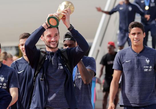 Tras consagrarse como campeones del Mundial de Rusia, la selección de Francia aterrizó en el aeropuerto Roissy Charles de Gaulle en París.