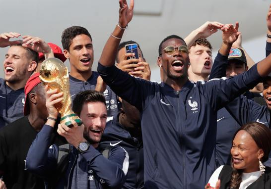 El avión que lleva a los campeones del mundo despego de Moscú esta mañana y aterrizó en el aeropuerto Roissy Charles de Gaulle en París.