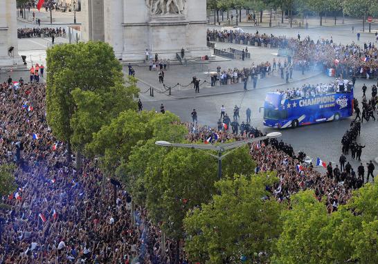 Desde el aeropuerto de Paris, el cuadro francés desfilaba por los Campos Elíseos, para compartir el título con los hinchas para luego ser recibidos en el Palacio del Elíseo por el presidente Emanuel Macron que presenció desde el palco presidencial la victoria francesa.