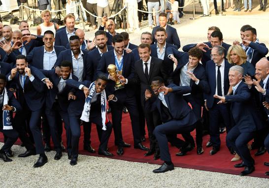 Los campeones del Mundial Rusia 2018 desfilan a lo largo de la avenida Campos Elíseos en París, aclamados por una multitud que llego a para seguir con los festejos.