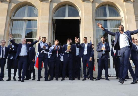 El presidente francés Emmanuel Macron recibe al cuadro francés en el Palacio del Elíseo antes de la recepción para honrar al equipo de fútbol de Francia después de su victoria en la Copa Mundial de Fútbol de Rusia 2018.