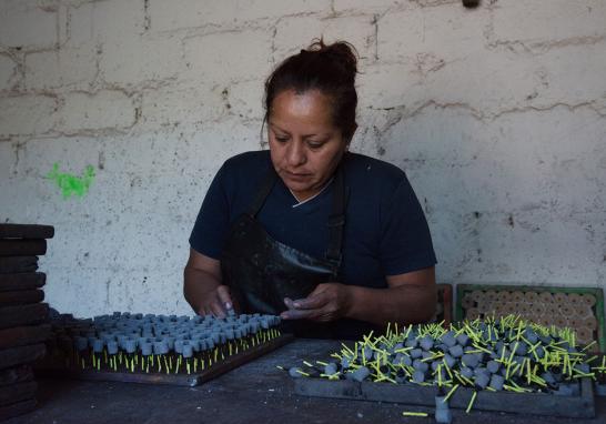 Trabajadora del taller pirotécnico La Saucera en Tultepec, Estado de México -  Foto: Mario Jasso - Cuartoscuro