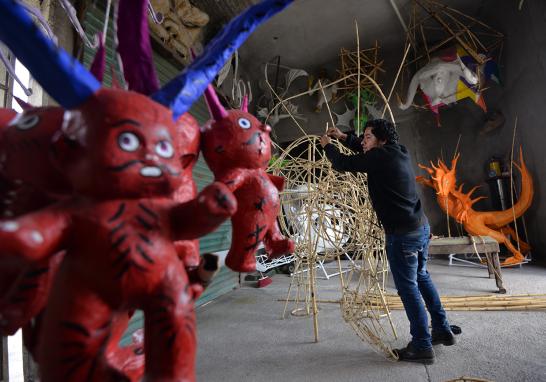 El artesano pirotécnico Oscar Sánchez, de Metepec, Estado de México -  Foto: Artemio Guerra Baz - Cuartoscuro