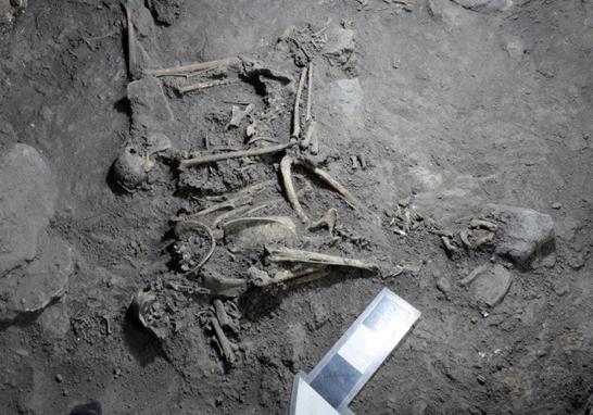 Este hallazgo fue la segunda y definitiva evidencia de la presencia de la civilización sureña, que se habría dado hace unos 1,700 años, tras el descubrimiento previo en la pirámide de la Luna de individuos sacrificados acompañados de pendientes de piedra verde de estilo maya.