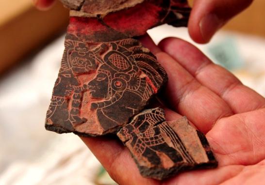 Aunque los fragmentos de mural no han sido reconstruidos todavía, se puede identificar una amplia gama de colores (blanco, rojo, ocre, verde) y pequeñas figurillas humanas similares a las de otros sitios teotihuacanos.