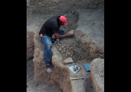 La presencia de glifos mayas, el estilo fluido, el dominio de la línea y su naturalismo, son obra de artistas que conocían a la perfección la iconografía de las tierras bajas del sur maya.