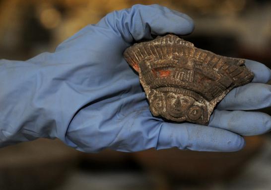 Fragmentos cerámicos, que van desde los tiestos teotihuacanos, coyotlatelco, toltecas y aztecas. 