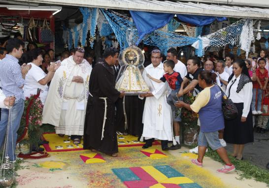 La Virgen es recibida con júbilo en las diferentes visitas que realiza.