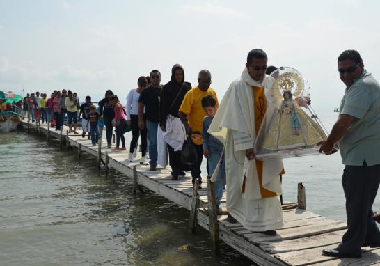 Una de las visitas más llamativas del ciclo ritual de la Romería es cuando la Generala atraviesa por el Lago de Chapala.