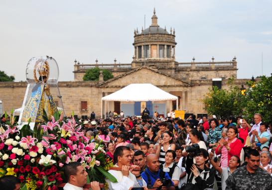 Una concentración masiva de creyentes en la Explanada del Hospicio Cabañas marca el último punto en el itinerario de la imagen.