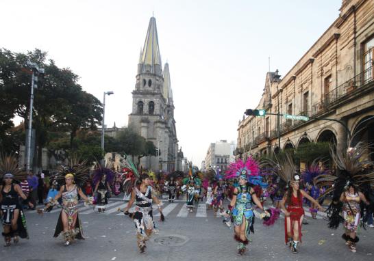 Desde temprana hora, numerosos danzantes ataviados con atuendos de brillantes colores invaden las calles. Los grupos acompañan los recorridos de la Virgen de Zapopan desde hace 280 años.