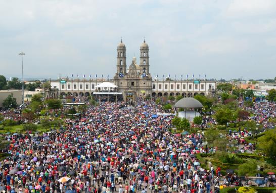 Más de dos millones de personas participan el 12 de octubre, día de La Romería o “Llevada”.