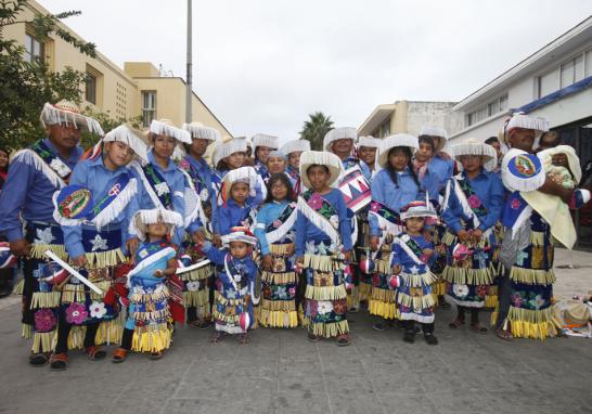 Los grupos de danza están ataviados de distintas formas y atuendos pero cada uno tiene una identidad propia.