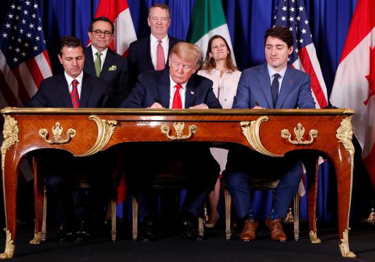 Los mandatarios Enrique Peña Nieto, Donald Trump y Justin Trudeau firmaron el Tratado entre México, Estados Unidos y Canadá (T-MEC) que sustituirá al TLCAN en el marco de la cumbre del G20 en Buenos Aires. Tras la firma de los mandatarios, el acuerdo debe ser ratificado por los congresos de los tres países para su entrada en vigor.