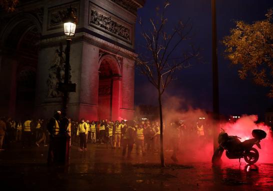 El gobierno francés anunció que suspende las medidas fiscales más polémicas durante seis meses, el control técnico de vehículos y la subida de la electricidad, para traer "calma" en respuesta al movimiento de protesta de los "chalecos amarillos".