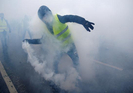 El gobierno francés anunció que suspende las medidas fiscales más polémicas durante seis meses, el control técnico de vehículos y la subida de la electricidad, para traer "calma" en respuesta al movimiento de protesta de los "chalecos amarillos".