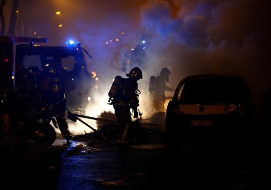 El primer ministro, Edouard Philippe, confirmó la suspensión temporal de las subidas de los impuestos en el combustible que han dado lugar a una ola de protestas y disturbios que ha asediado toda Francia las últimas semanas.