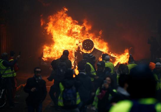 El primer ministro, Edouard Philippe, confirmó la suspensión temporal de las subidas de los impuestos en el combustible que han dado lugar a una ola de protestas y disturbios que ha asediado toda Francia las últimas semanas.