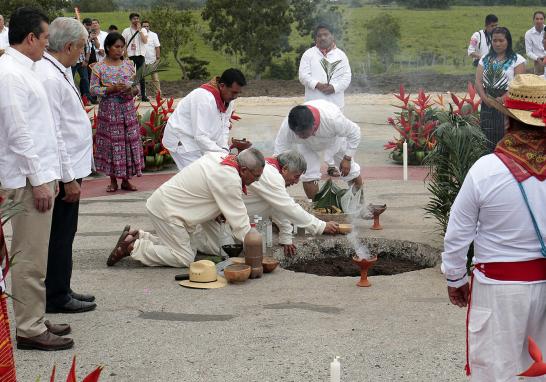 Con un ritual indígena para solicitar permiso y bendiciones a la "madre tierra", el presidente Andrés Manuel López Obrador inauguró la construcción de un tren de pasajeros en el sureste del país.