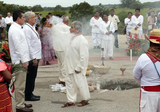 La ceremonia, celebrada en Chiapas, uno de los estados más empobrecidos de México, contó con la participación de representantes de las 12 etnias de origen maya que habitan la península de Yucatán, sede de los destinos turísticos más populares del país y por donde cruzará el llamado "Tren Maya".