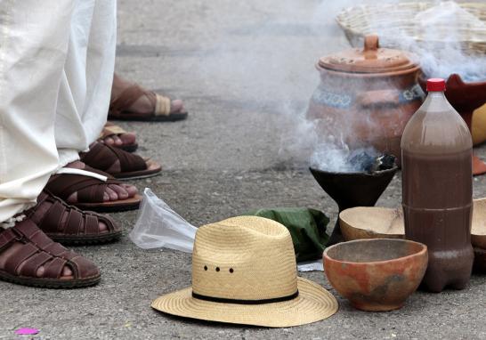 Los participantes del ritual formaron un círculo en torno a un agujero en la tierra destinado a enterrar diversas ofrendas, principalmente alimentos como pan y frijoles además de aguardiente tradicional, todo ello en medio del humo del incienso ritual.