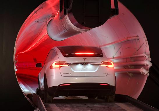 Elon Musk desveló el primer tramo del Hyperloop, su túnel que busca revolucionar el transporte urbano. El tramo de prueba se trata de un tubo de 3.65 metros de diámetro, por el que circulan a una velocidad máxima de 65 kilómetros por hora modelos del Tesla Model X equipados con ruedas laterales para evitar golpear las paredes.