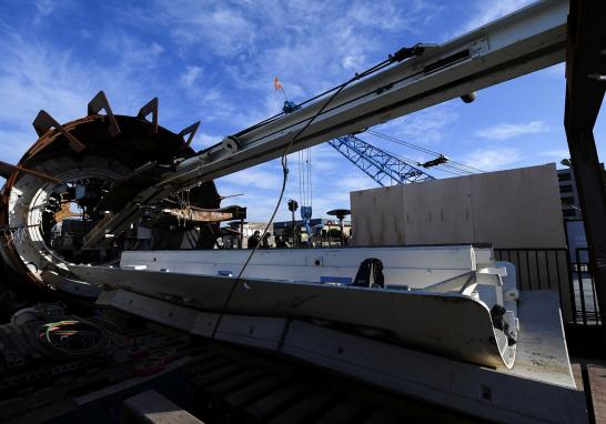 Elon Musk desveló el primer tramo del Hyperloop, su túnel que busca revolucionar el transporte urbano. El tramo de prueba se trata de un tubo de 3.65 metros de diámetro, por el que circulan a una velocidad máxima de 65 kilómetros por hora modelos del Tesla Model X equipados con ruedas laterales para evitar golpear las paredes.