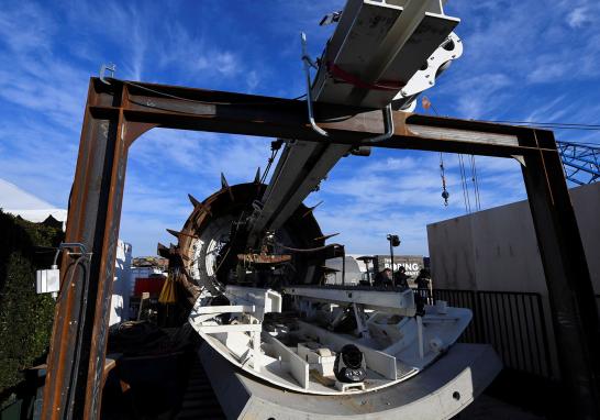 Elon Musk desveló el primer tramo del Hyperloop, su túnel que busca revolucionar el transporte urbano. El tramo de prueba se trata de un tubo de 3.65 metros de diámetro, por el que circulan a una velocidad máxima de 65 kilómetros por hora modelos del Tesla Model X equipados con ruedas laterales para evitar golpear las paredes.