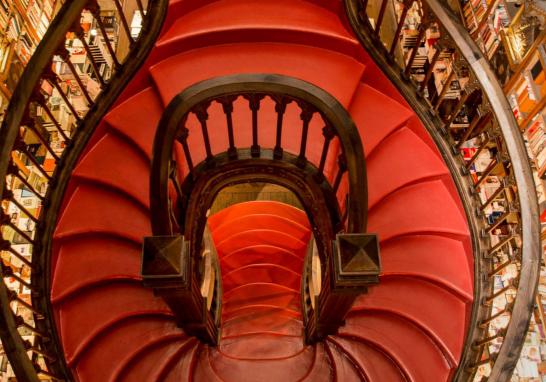 Decenas de personas hacen la cola para visitar la librería situada en el centro histórico de Oporto, convertida en una de las principales atracciones turísticas de la ciudad del norte de Portugal.