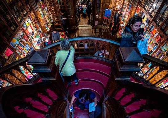 Para evitar la quiebra, la dirección de la librería tuvo la idea de aumentar las actividades culturales y hacer pagar la entrada a los visitantes que ahora es de 5 euros.