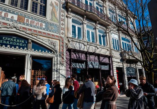 Sus muros, puertas, ventanas y columnas esculpidas de madera, su inmensa claraboya colorida en el techo, sus estanterías de varios metros de alto y en especial su escalera en forma de ocho cubierta de laca roja, le otorgaron a la librería, la posibilidad de ser distinguida varias veces como una de las más bellas del mundo.