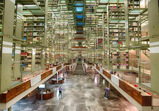 Así es la Biblioteca José Vasconcelos, edificio proyectado por el arquitecto mexicano Alberto Kalac, fue abierta al público en el 2006 y es hasta el 2013 que se convirtió en un espacio vivo, con un constante flujo de actividades y usuarios de diversos grupos sociales. Es el cuarto recinto cultural con más visitantes en México. Entre sus diversas esculturas, la más llamativa y emblemática es Mátrix Móvil, de Gabriel Orozco, ubicada al centro de la planta principal.