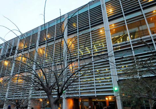 Así es la Biblioteca José Vasconcelos, edificio proyectado por el arquitecto mexicano Alberto Kalac, fue abierta al público en el 2006 y es hasta el 2013 que se convirtió en un espacio vivo, con un constante flujo de actividades y usuarios de diversos grupos sociales. Es el cuarto recinto cultural con más visitantes en México. Entre sus diversas esculturas, la más llamativa y emblemática es Mátrix Móvil, de Gabriel Orozco, ubicada al centro de la planta principal.