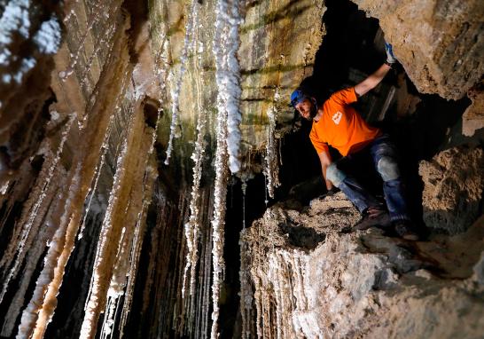 La Universidad Hebrea de Jerusalén anunció el hallazgo de la cueva de sal más larga del mundo llamada Malham, que se extiende por más de 10 kilómetros, lo que, aseguran, le quita ese título a Irán que lo había mantenido durante 13 años. La cueva atraviesa el monte Sedom, la montaña más grande de Israel, adyacente al Mar Muerto.