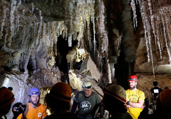 La Universidad Hebrea de Jerusalén anunció el hallazgo de la cueva de sal más larga del mundo llamada Malham, que se extiende por más de 10 kilómetros, lo que, aseguran, le quita ese título a Irán que lo había mantenido durante 13 años. La cueva atraviesa el monte Sedom, la montaña más grande de Israel, adyacente al Mar Muerto.