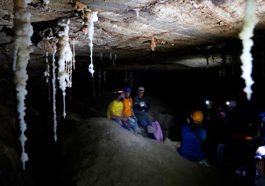 La Universidad Hebrea de Jerusalén anunció el hallazgo de la cueva de sal más larga del mundo llamada Malham, que se extiende por más de 10 kilómetros, lo que, aseguran, le quita ese título a Irán que lo había mantenido durante 13 años. La cueva atraviesa el monte Sedom, la montaña más grande de Israel, adyacente al Mar Muerto.