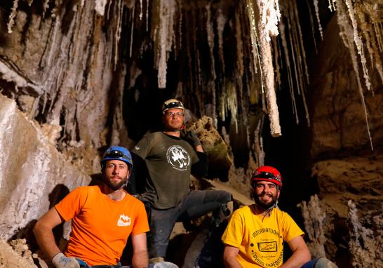 La Universidad Hebrea de Jerusalén anunció el hallazgo de la cueva de sal más larga del mundo llamada Malham, que se extiende por más de 10 kilómetros, lo que, aseguran, le quita ese título a Irán que lo había mantenido durante 13 años. La cueva atraviesa el monte Sedom, la montaña más grande de Israel, adyacente al Mar Muerto.