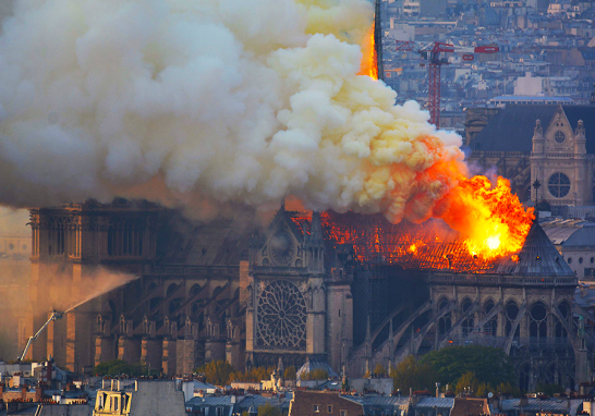 La estructura de la icónica catedral de Notre Dame de París, que este lunes 15 de abril se vio afectada por un devastador incendio, logró ser salvada de la destrucción total, informaron los bomberos franceses.