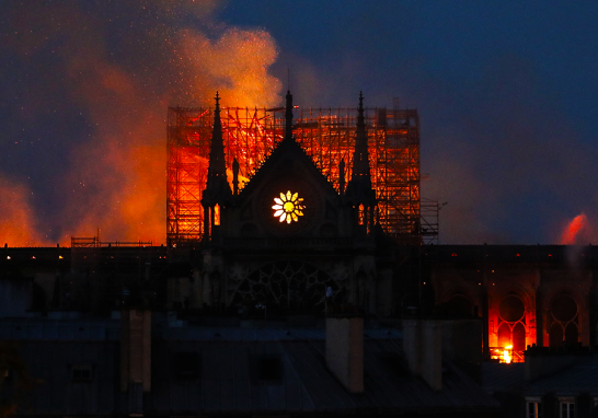 Más temprano, los bomberos habían expresado sus dudas sobre la posibilidad de sofocar o detener el devastador incendio registrado por la tarde.