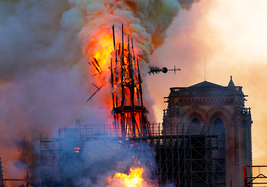 "No estamos seguros de poder detener la propagación del fuego hacia el campanario del norte, y pueden imaginar el daño si se derrumba", afirmó un portavoz de bomberos a la prensa.