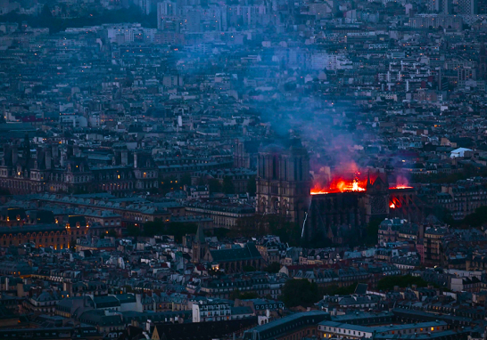 Por la noche, los bomberos, que se concentraron en evitar el derrumbe la torre norte de la catedral, indicaron que el fuego había bajado su intensidad, y aunque persisten focos en la catedral parisina, la estructura fue declarada a salvo.