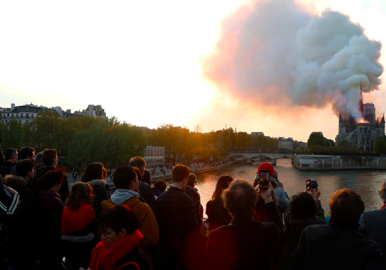 El comandante de bomberos de París, el general Jean-Claude Gallet, aseguró que las obras más valiosas de la catedral ya estaban protegidas, y que el fuego afectó dos tercios del techo de Notre Dame.