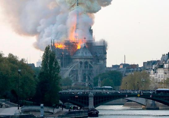 Un incendio se desató la tarde de este lunes en la emblemática catedral de Notre Dame de París, potencialmente relacionado a sus trabajos de renovación. El fuego, cuya magnitud se desconoce por el momento, empezó en la parte superior de la catedral, uno de los monumentos históricos más visitados de Francia.