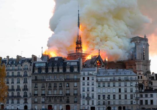 Un incendio se desató la tarde de este lunes en la emblemática catedral de Notre Dame de París, potencialmente relacionado a sus trabajos de renovación. El fuego, cuya magnitud se desconoce por el momento, empezó en la parte superior de la catedral, uno de los monumentos históricos más visitados de Francia.