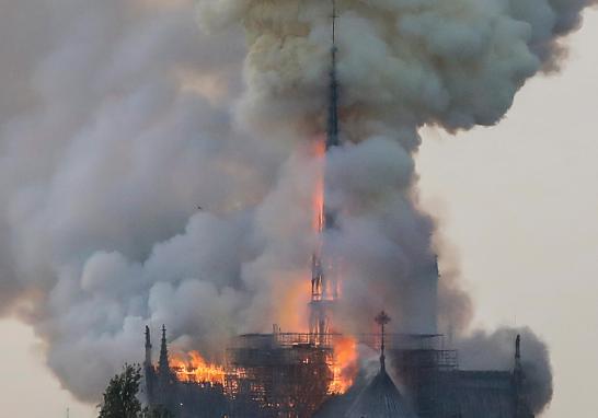 Un incendio se desató la tarde de este lunes en la emblemática catedral de Notre Dame de París, potencialmente relacionado a sus trabajos de renovación. El fuego, cuya magnitud se desconoce por el momento, empezó en la parte superior de la catedral, uno de los monumentos históricos más visitados de Francia.