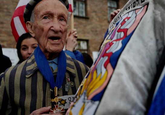 El pueblo de Israel y la comunidad judía en el mundo conmemoraron el Día del Recuerdo del Holocausto. Durante la Segunda Guerra Mundial las tropas de Adolfo Hitler y sus aliados aniquilaron a la tercera parte del pueblo judío, 6 millones de personas inocentes donde la cuarta parte eran niños. Te presentamos una selección de imágenes de la conmemoración.