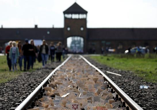 El pueblo de Israel y la comunidad judía en el mundo conmemoraron el Día del Recuerdo del Holocausto. Durante la Segunda Guerra Mundial las tropas de Adolfo Hitler y sus aliados aniquilaron a la tercera parte del pueblo judío, 6 millones de personas inocentes donde la cuarta parte eran niños. Te presentamos una selección de imágenes de la conmemoración.