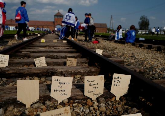 El pueblo de Israel y la comunidad judía en el mundo conmemoraron el Día del Recuerdo del Holocausto. Durante la Segunda Guerra Mundial las tropas de Adolfo Hitler y sus aliados aniquilaron a la tercera parte del pueblo judío, 6 millones de personas inocentes donde la cuarta parte eran niños. Te presentamos una selección de imágenes de la conmemoración.